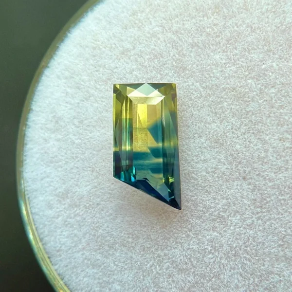 1.13ct Bi Colour Sapphire Bi Colour UNTREATED Fancy Cut Gem - Image 2